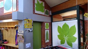 Blätter und Schmetterling