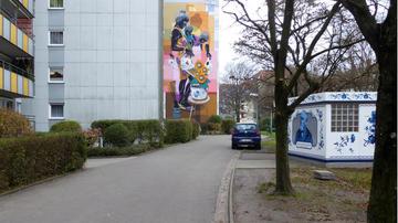 Frau mit Kind und Sonnenblumen