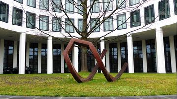 Geschwungene Linie/Haus