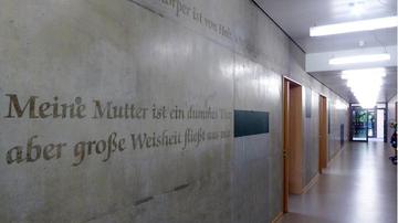 Ich helfe Kisten laden, doch mach ich auch Scharaden