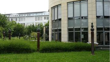 Ohne Titel (Früchte auf Säulen)