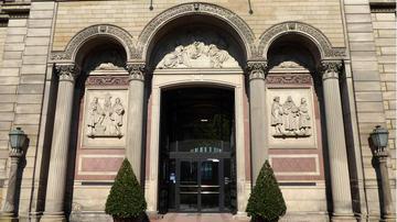 Skulpturen und Reliefs