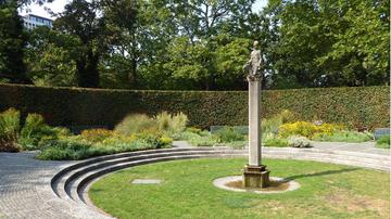 Jüngling auf Pfeiler