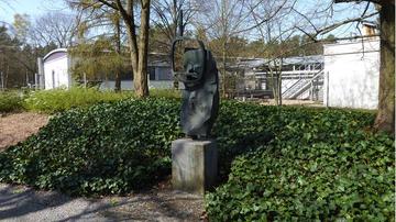 mit verschränkten Armen