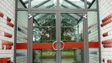 Zwei Mannschaften: Die Roten und die Blauen